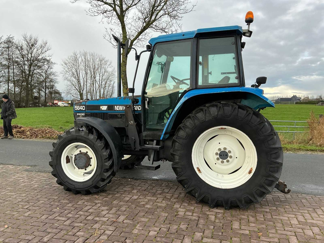 جرار 1996 NEW HOLLAND 5640 WITH FRONT LOADER FOUR WHEEL DRIVE FARM TRACTOR: صورة 8