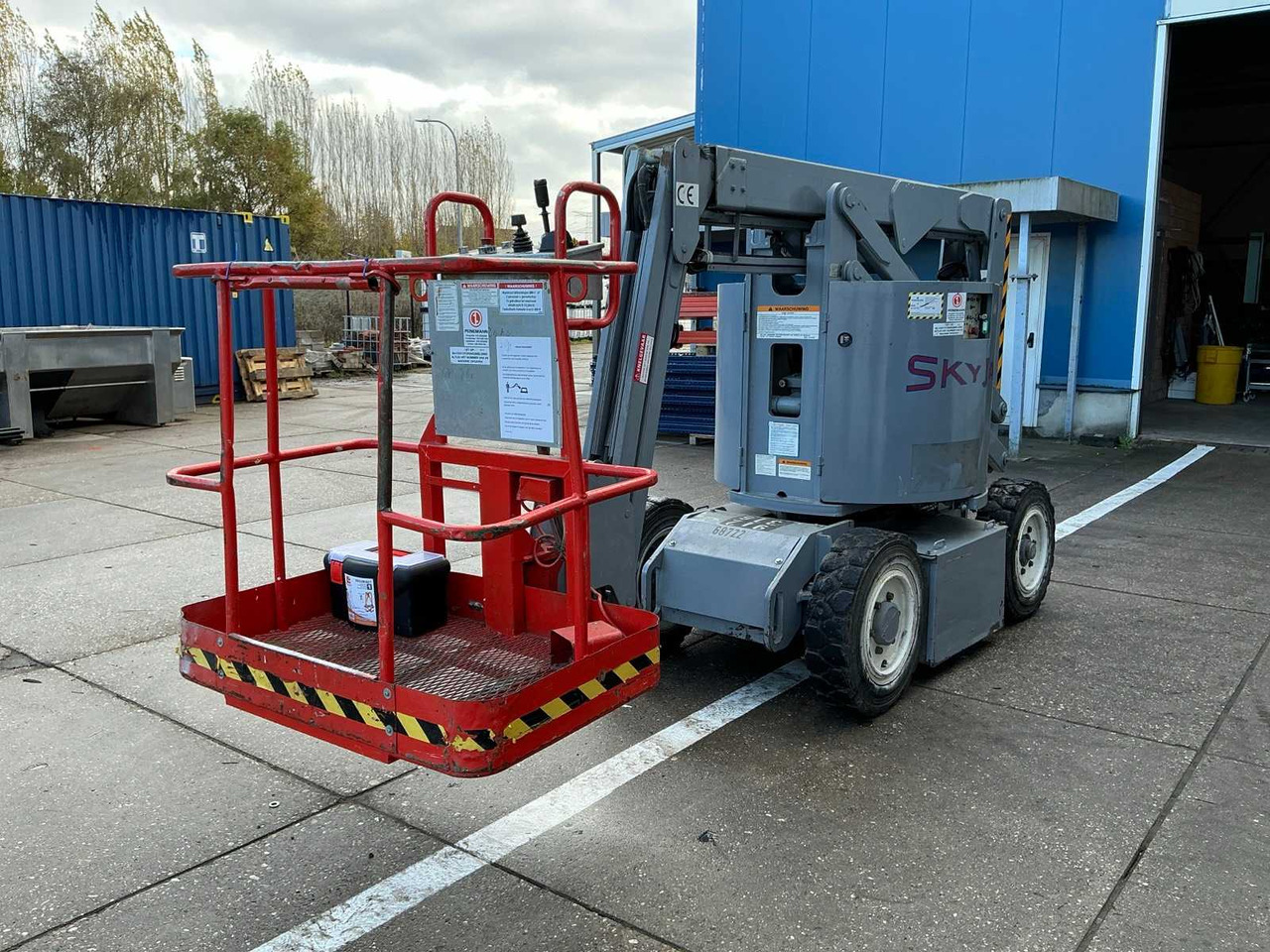 1998 SKYJACK SJKB-33N AERIAL PLATFORM - منصة جومحمولةية: صورة 1 1998 SKYJACK SJKB-33N AERIAL PLATFORM - منصة جومحمولةية: صورة 1