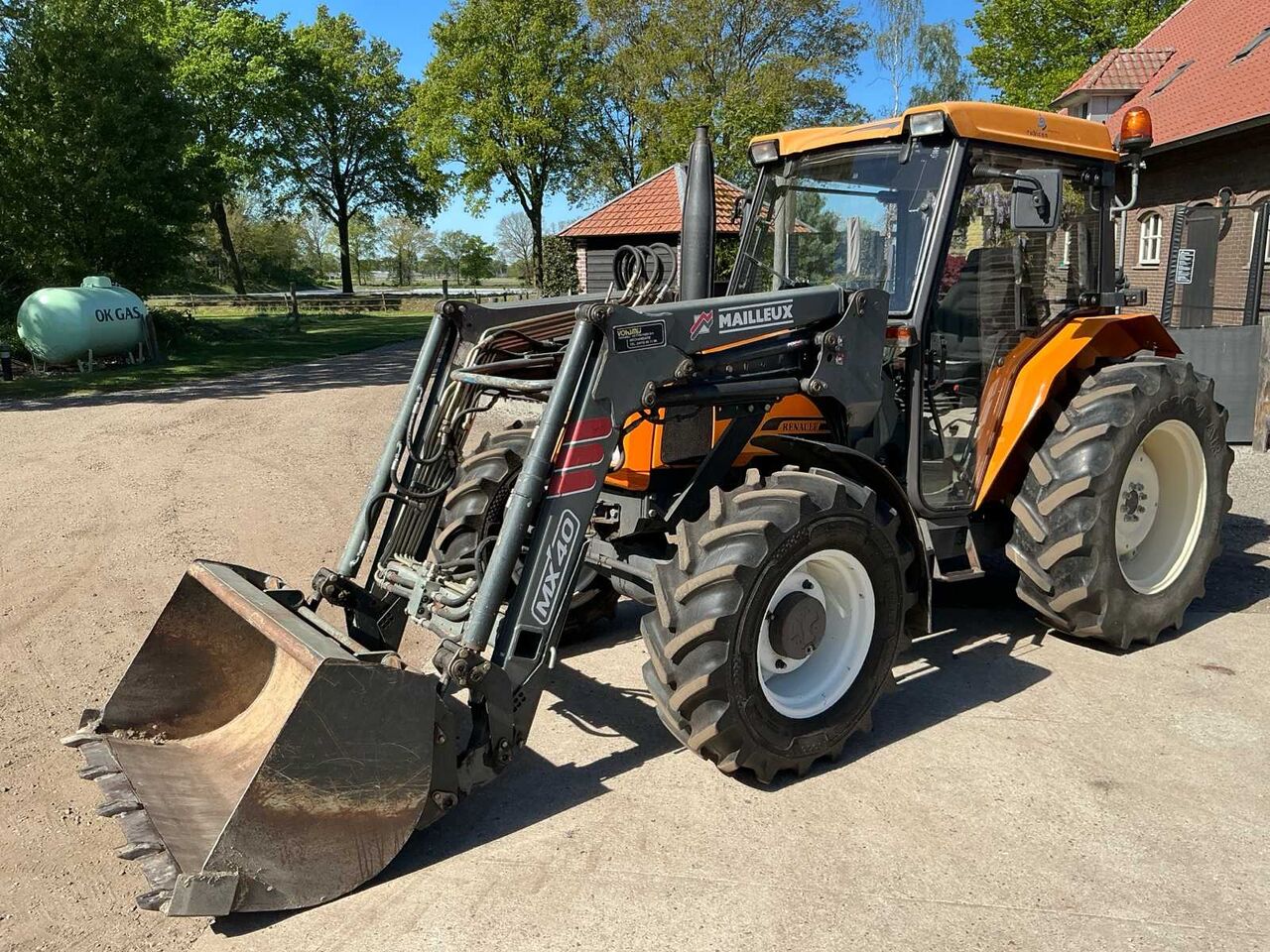 2001 RENAULT R3222CA FOUR WHEEL DRIVE FARM TRACTOR - جرار: صورة 1 2001 RENAULT R3222CA FOUR WHEEL DRIVE FARM TRACTOR - جرار: صورة 1