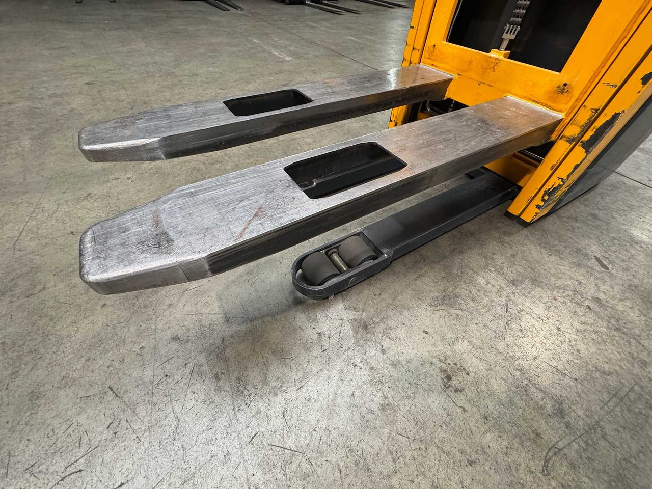 رافعة شوكية 2013 JUNGHEINRICH EJC220 2,000KG STACKER PALLET TRUCK ANT FREE LIFT: صورة 8 رافعة شوكية 2013 JUNGHEINRICH EJC220 2,000KG STACKER PALLET TRUCK ANT FREE LIFT: صورة 8
