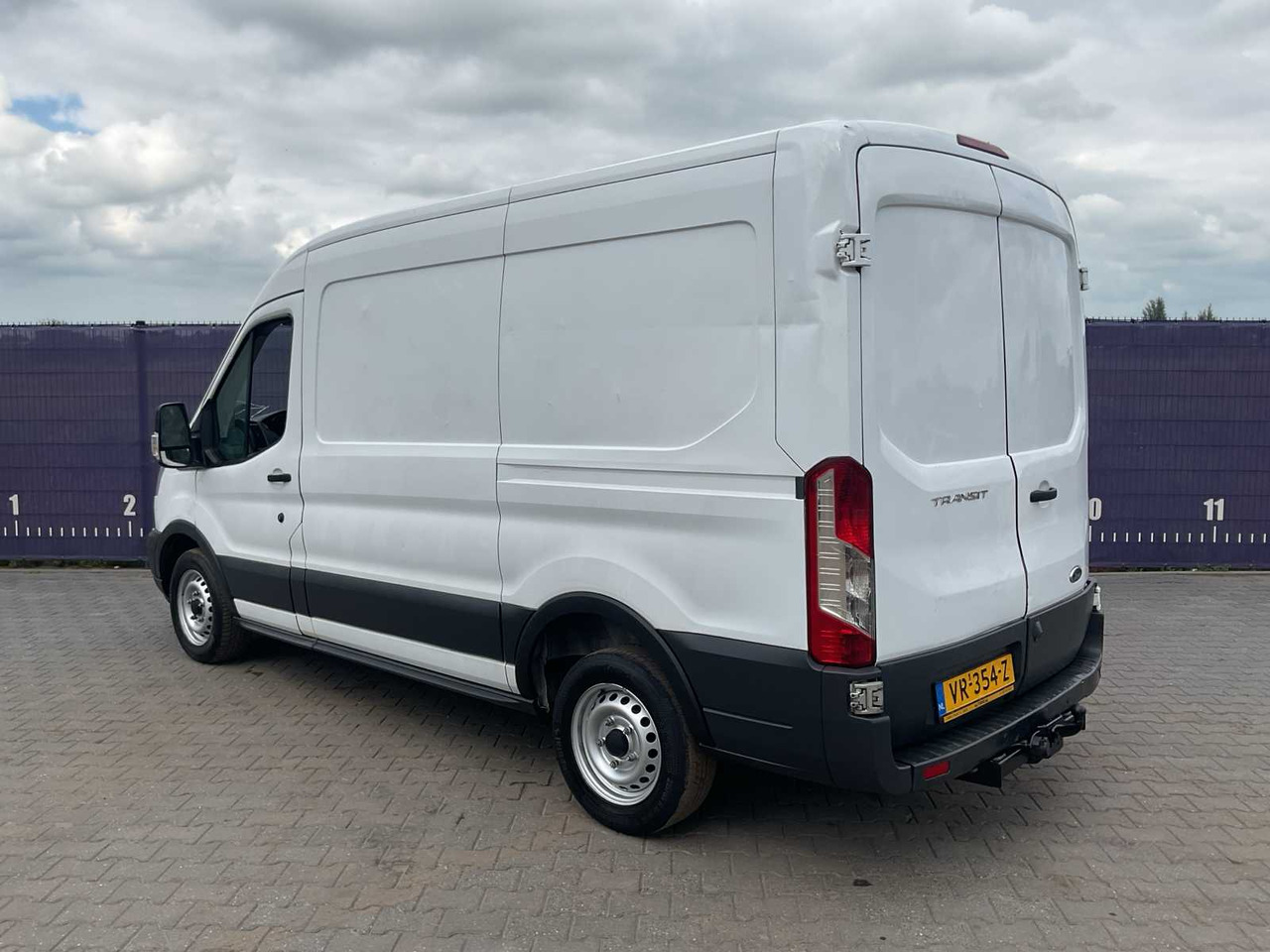 2015 - FORD - TRANSIT - 350 2.2 TDCI L2H2 TR - COMMERCIAL VEHICLE - شاحنة توصيل مغلقة: صورة 4 2015 - FORD - TRANSIT - 350 2.2 TDCI L2H2 TR - COMMERCIAL VEHICLE - شاحنة توصيل مغلقة: صورة 4