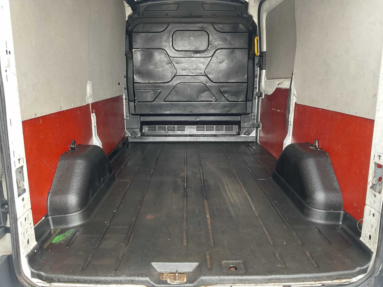 2015 - FORD - TRANSIT - 350 2.2 TDCI L2H2 TR - COMMERCIAL VEHICLE - شاحنة توصيل مغلقة: صورة 5 2015 - FORD - TRANSIT - 350 2.2 TDCI L2H2 TR - COMMERCIAL VEHICLE - شاحنة توصيل مغلقة: صورة 5