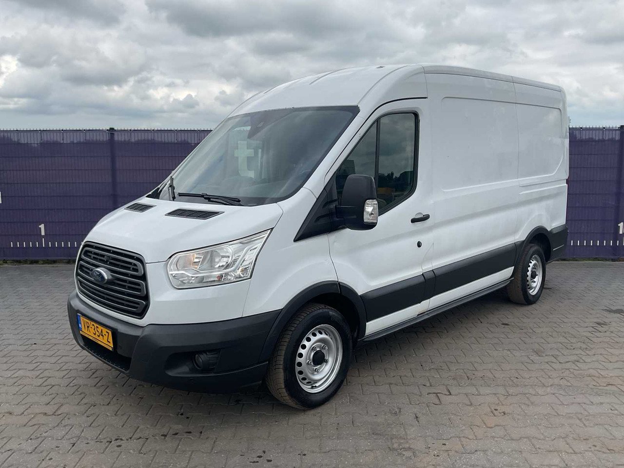 2015 - FORD - TRANSIT - 350 2.2 TDCI L2H2 TR - COMMERCIAL VEHICLE - شاحنة توصيل مغلقة: صورة 1 2015 - FORD - TRANSIT - 350 2.2 TDCI L2H2 TR - COMMERCIAL VEHICLE - شاحنة توصيل مغلقة: صورة 1