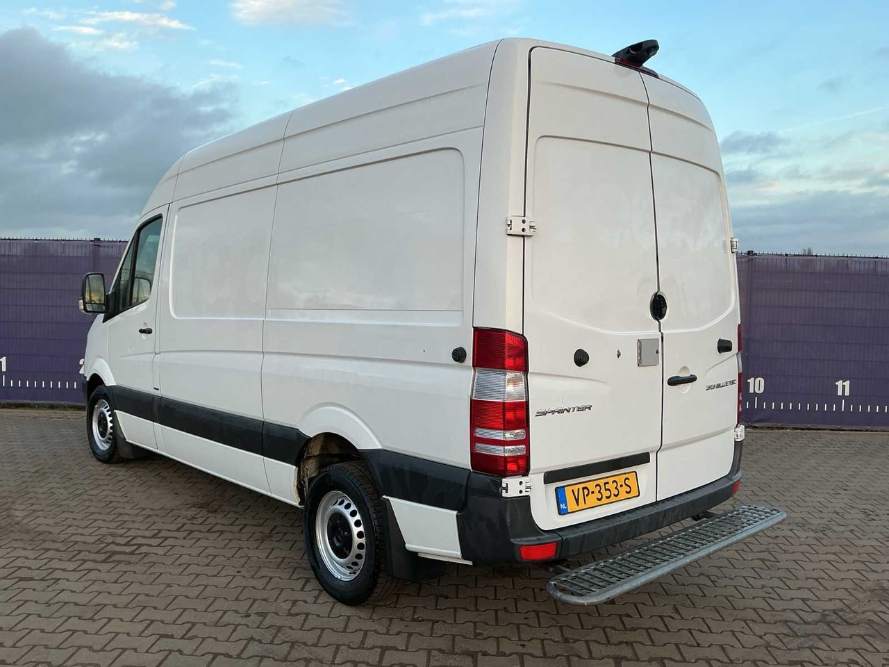 2015 - MERCEDES-BENZ - SPRINTER - 413 2.2 CDI 366 HDDC - COMMERCIAL VEHICLE - شاحنة توصيل مغلقة: صورة 3 2015 - MERCEDES-BENZ - SPRINTER - 413 2.2 CDI 366 HDDC - COMMERCIAL VEHICLE - شاحنة توصيل مغلقة: صورة 3