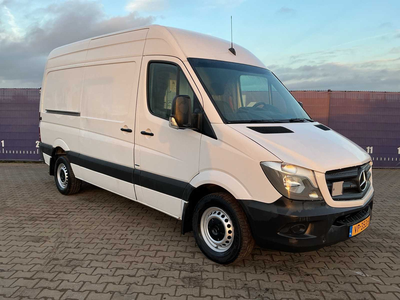 2015 - MERCEDES-BENZ - SPRINTER - 413 2.2 CDI 366 HDDC - COMMERCIAL VEHICLE - شاحنة توصيل مغلقة: صورة 2 2015 - MERCEDES-BENZ - SPRINTER - 413 2.2 CDI 366 HDDC - COMMERCIAL VEHICLE - شاحنة توصيل مغلقة: صورة 2