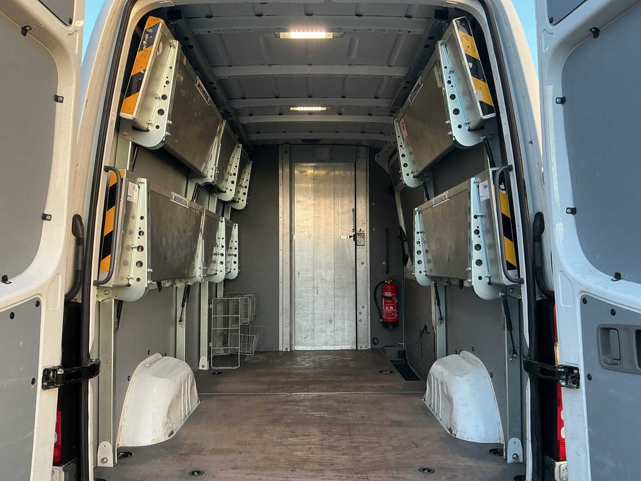 2015 - MERCEDES-BENZ - SPRINTER - 413 2.2 CDI 366 HDDC - COMMERCIAL VEHICLE - شاحنة توصيل مغلقة: صورة 5 2015 - MERCEDES-BENZ - SPRINTER - 413 2.2 CDI 366 HDDC - COMMERCIAL VEHICLE - شاحنة توصيل مغلقة: صورة 5