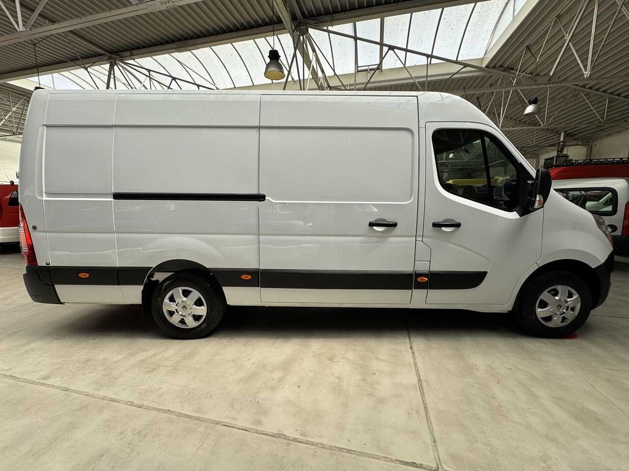 2017 RENAULT MASTER MAXI - شاحنة توصيل مغلقة: صورة 2 2017 RENAULT MASTER MAXI - شاحنة توصيل مغلقة: صورة 2