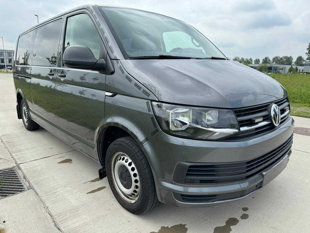 2018 VOLKSWAGEN KOMBI TRANSPORTER - شاحنة توصيل مغلقة: صورة 2 2018 VOLKSWAGEN KOMBI TRANSPORTER - شاحنة توصيل مغلقة: صورة 2