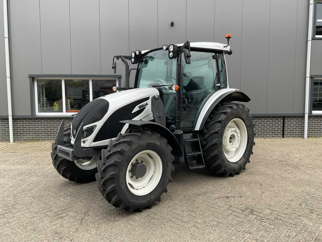 2019 VALTRA A104 HITECH ALL-WHEEL DRIVE FARM TRACTOR - جرار: صورة 1 2019 VALTRA A104 HITECH ALL-WHEEL DRIVE FARM TRACTOR - جرار: صورة 1