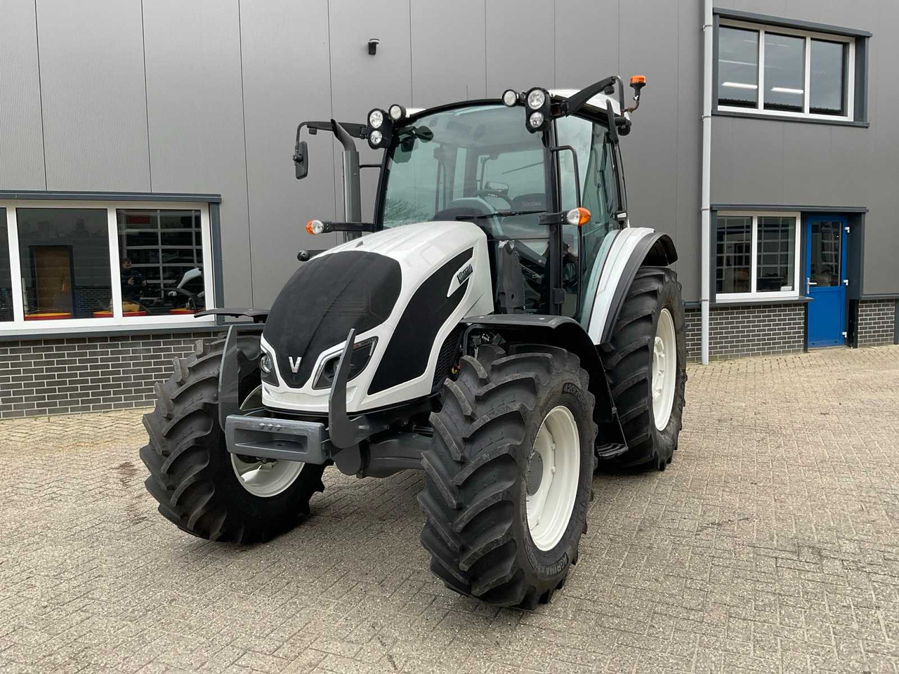 2019 VALTRA A104 HITECH ALL-WHEEL DRIVE FARM TRACTOR - جرار: صورة 2 2019 VALTRA A104 HITECH ALL-WHEEL DRIVE FARM TRACTOR - جرار: صورة 2