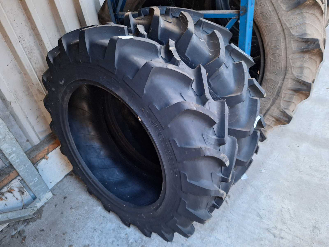 2x tractor tire Michelin 11.2-28 NEW - الإطارات والجنوط - جرار: صورة 1 2x tractor tire Michelin 11.2-28 NEW - الإطارات والجنوط - جرار: صورة 1