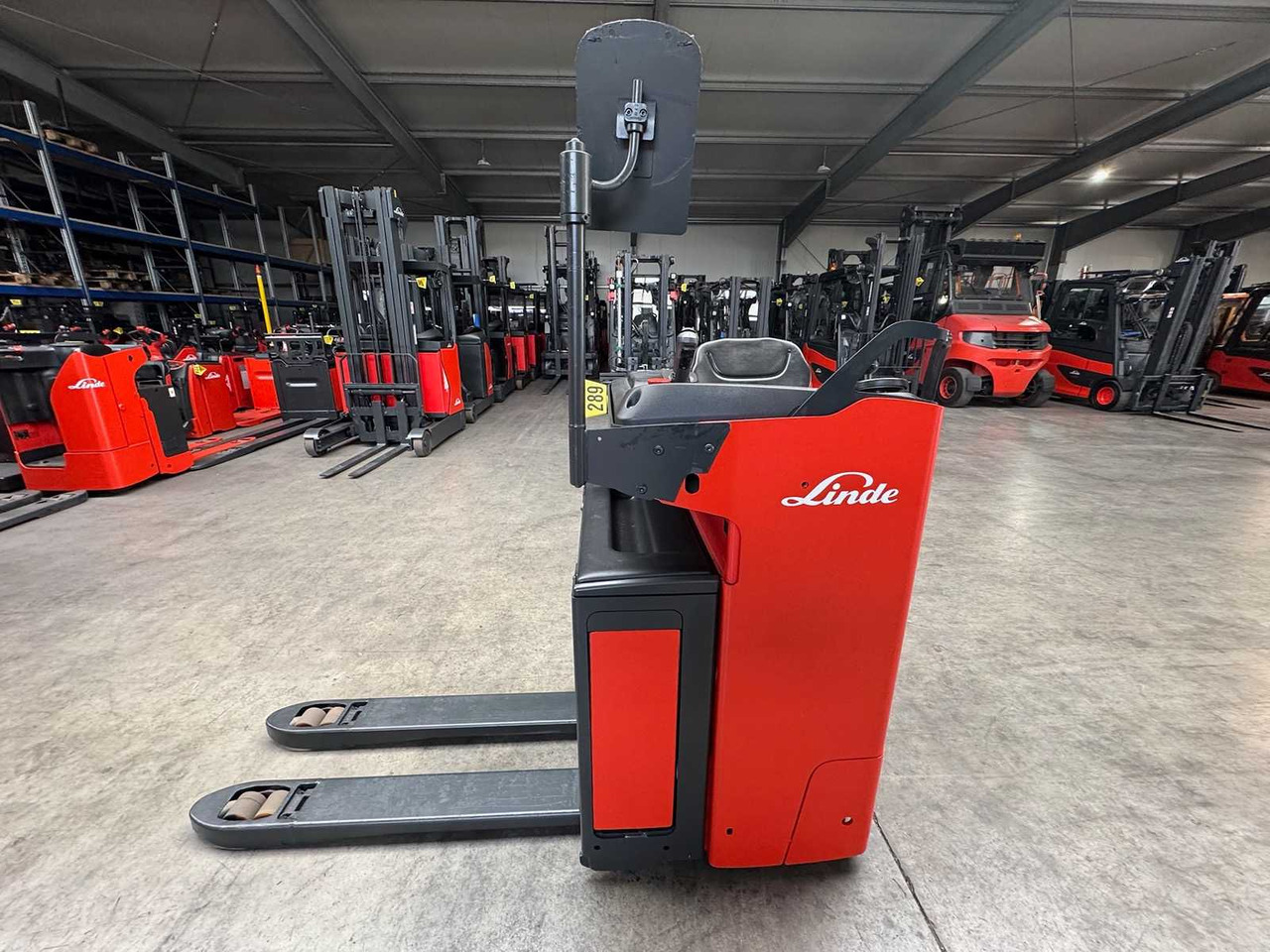 BATTERY 46/2023 BJ.2020 SERVICE + UVV 08/2026 LINDE T20R PALLET TRUCK STACKER ANT 4,715 HOURS - رافعة شوكية: صورة 1 BATTERY 46/2023 BJ.2020 SERVICE + UVV 08/2026 LINDE T20R PALLET TRUCK STACKER ANT 4,715 HOURS - رافعة شوكية: صورة 1
