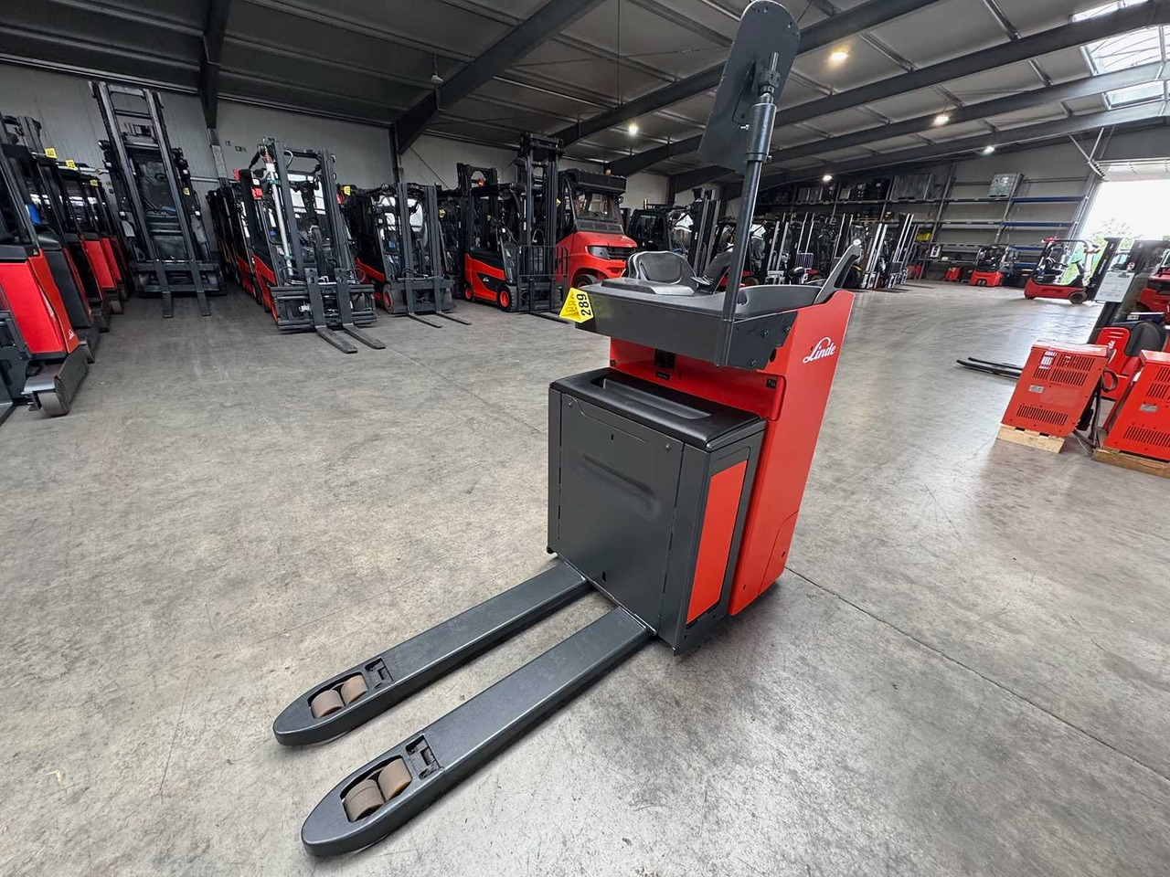 BATTERY 46/2023 BJ.2020 SERVICE + UVV 08/2026 LINDE T20R PALLET TRUCK STACKER ANT 4,715 HOURS - رافعة شوكية: صورة 5 BATTERY 46/2023 BJ.2020 SERVICE + UVV 08/2026 LINDE T20R PALLET TRUCK STACKER ANT 4,715 HOURS - رافعة شوكية: صورة 5