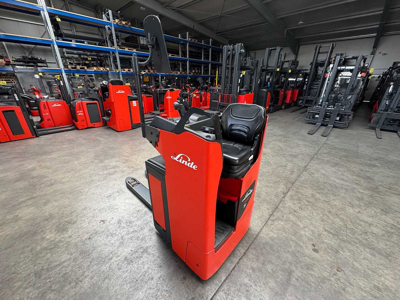 BATTERY 46/2023 BJ.2020 SERVICE + UVV 08/2026 LINDE T20R PALLET TRUCK STACKER ANT 4,715 HOURS - رافعة شوكية: صورة 4 BATTERY 46/2023 BJ.2020 SERVICE + UVV 08/2026 LINDE T20R PALLET TRUCK STACKER ANT 4,715 HOURS - رافعة شوكية: صورة 4