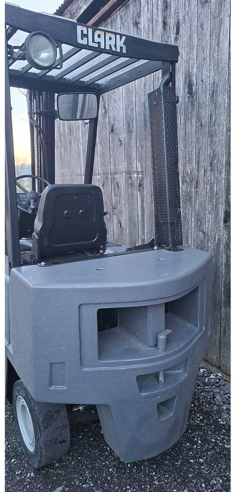 CLARK - DPM 20 SB - 1990 - FORKLIFT - رافعة شوكية: صورة 5 CLARK - DPM 20 SB - 1990 - FORKLIFT - رافعة شوكية: صورة 5
