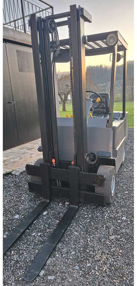 CLARK - DPM 20 SB - 1990 - FORKLIFT - رافعة شوكية: صورة 1 CLARK - DPM 20 SB - 1990 - FORKLIFT - رافعة شوكية: صورة 1
