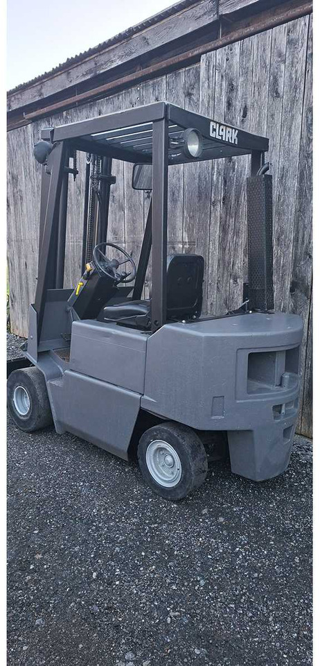CLARK - DPM 20 SB - 1990 - FORKLIFT - رافعة شوكية: صورة 2 CLARK - DPM 20 SB - 1990 - FORKLIFT - رافعة شوكية: صورة 2