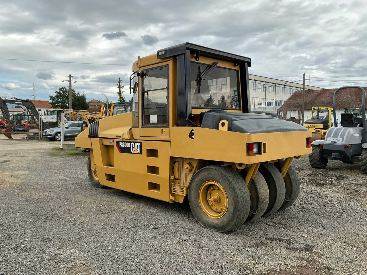 Caterpillar PS 300C - رَصَّاص بعجلات مطاطية: صورة 1 Caterpillar PS 300C - رَصَّاص بعجلات مطاطية: صورة 1