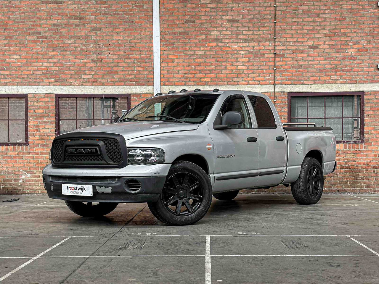 DODGE RAM 1500 4.7L V8 MAGNUM 243HP 2002, VSZ-46-Z - شاحنة توصيل مغلقة: صورة 1 DODGE RAM 1500 4.7L V8 MAGNUM 243HP 2002, VSZ-46-Z - شاحنة توصيل مغلقة: صورة 1