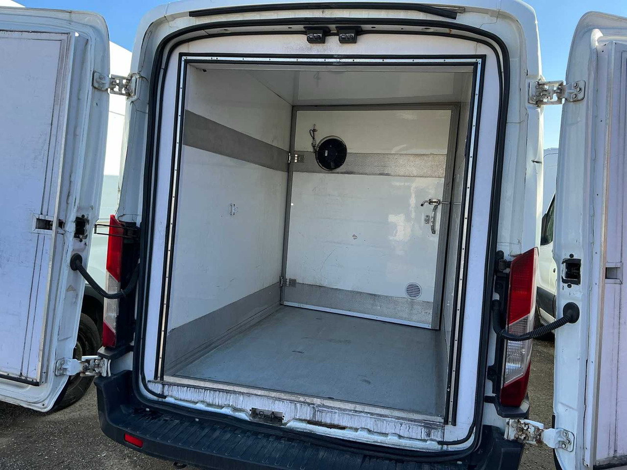 FORD TRANSIT VAN - شاحنة توصيل مغلقة: صورة 4 FORD TRANSIT VAN - شاحنة توصيل مغلقة: صورة 4