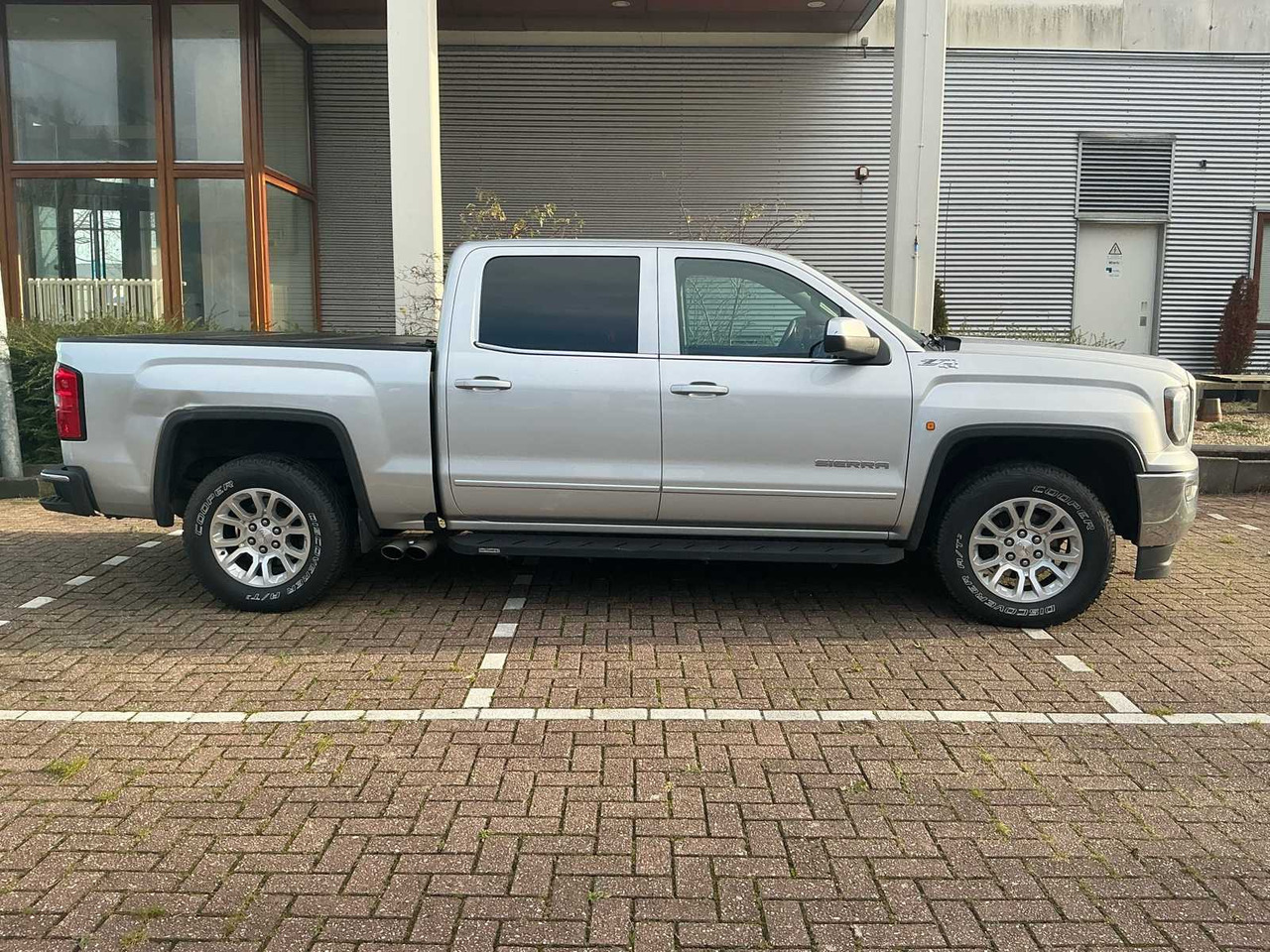 GMC - SIERRA 1500 - PICK-UP TRUCK - شاحنة توصيل مغلقة: صورة 2 GMC - SIERRA 1500 - PICK-UP TRUCK - شاحنة توصيل مغلقة: صورة 2