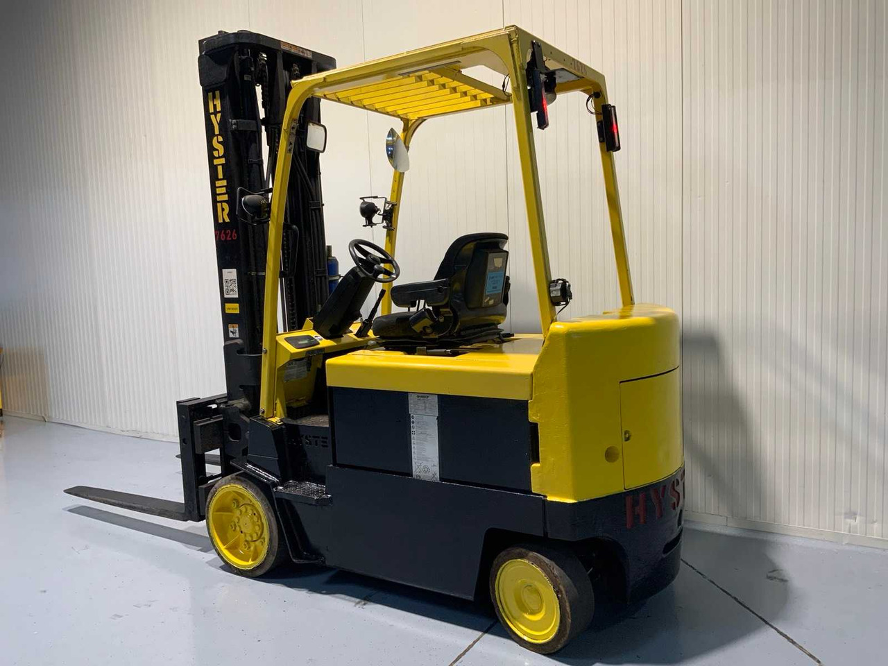 HYSTER E4.00XL FORKLIFT FORK POSITIONER, SIDE SHIFT, BLUESPOT, ACCUMULATOR - رافعة شوكية: صورة 3 HYSTER E4.00XL FORKLIFT FORK POSITIONER, SIDE SHIFT, BLUESPOT, ACCUMULATOR - رافعة شوكية: صورة 3