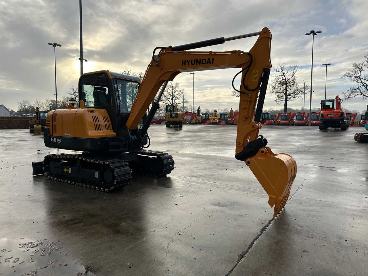 HYUNDAI - 2017 - R60V - MIDI EXCAVATOR - حفّار: صورة 3 HYUNDAI - 2017 - R60V - MIDI EXCAVATOR - حفّار: صورة 3