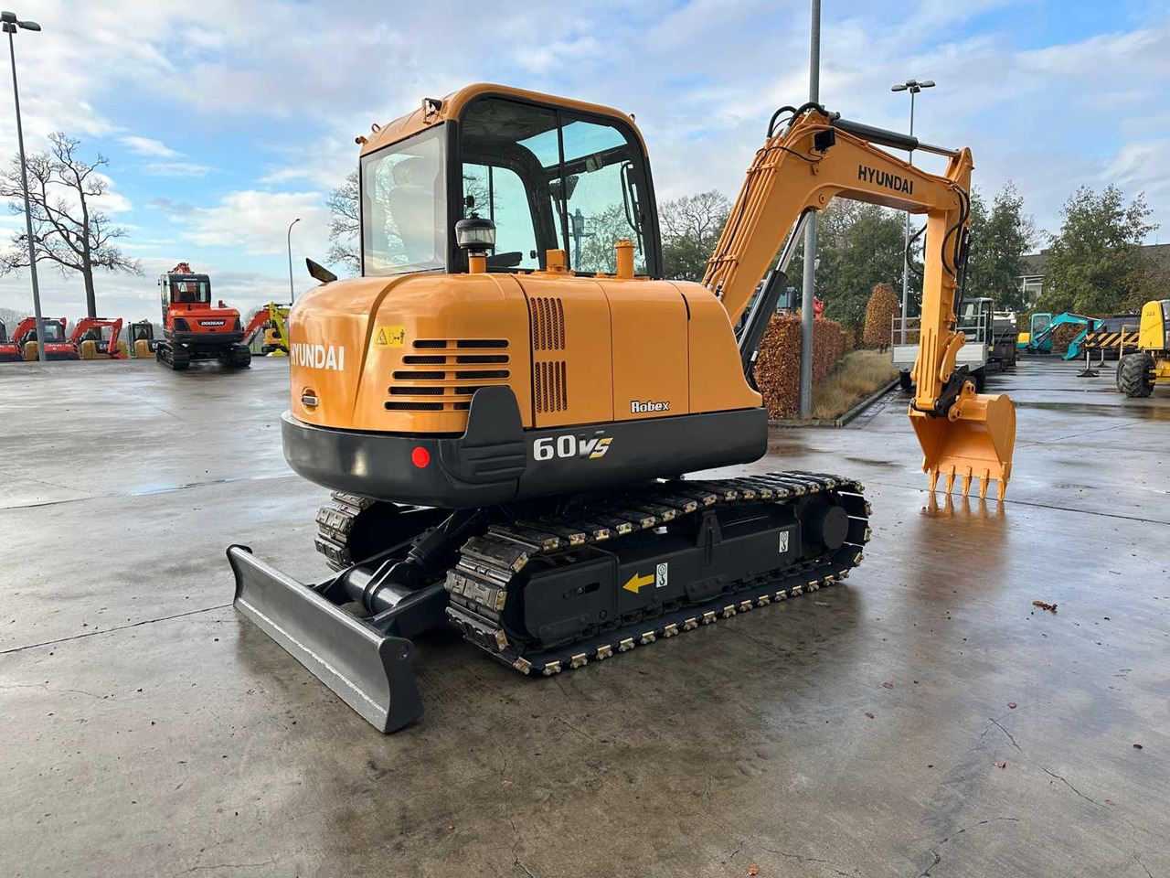 HYUNDAI - 2017 - R60V - MIDI EXCAVATOR - حفّار: صورة 4 HYUNDAI - 2017 - R60V - MIDI EXCAVATOR - حفّار: صورة 4