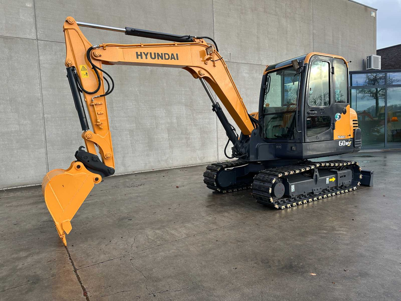 HYUNDAI - 2017 - R60V - MIDI EXCAVATOR - حفّار: صورة 1 HYUNDAI - 2017 - R60V - MIDI EXCAVATOR - حفّار: صورة 1