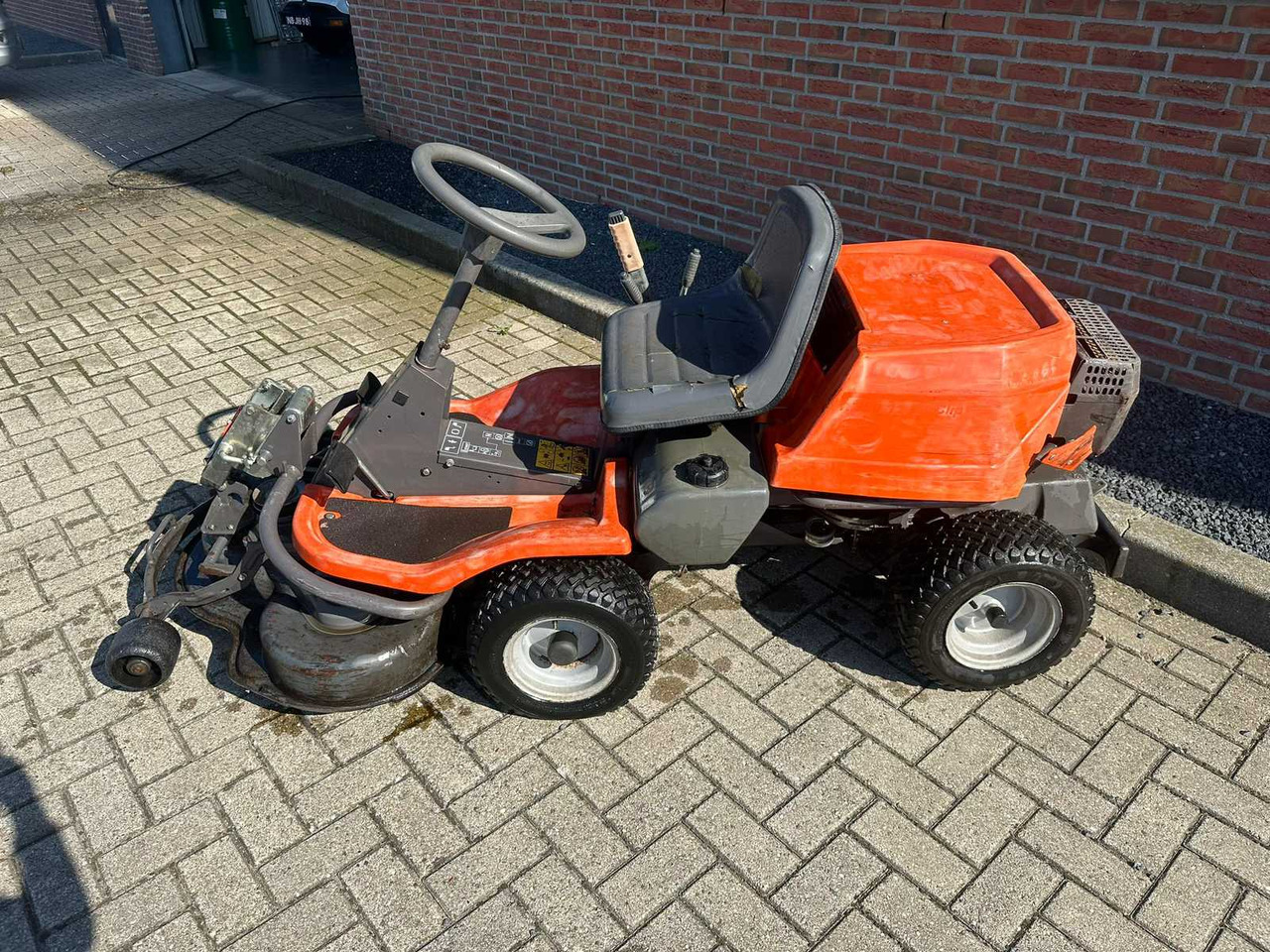 Husqvarna rider 11 - جزازة عشب الحدائق: صورة 3 Husqvarna rider 11 - جزازة عشب الحدائق: صورة 3