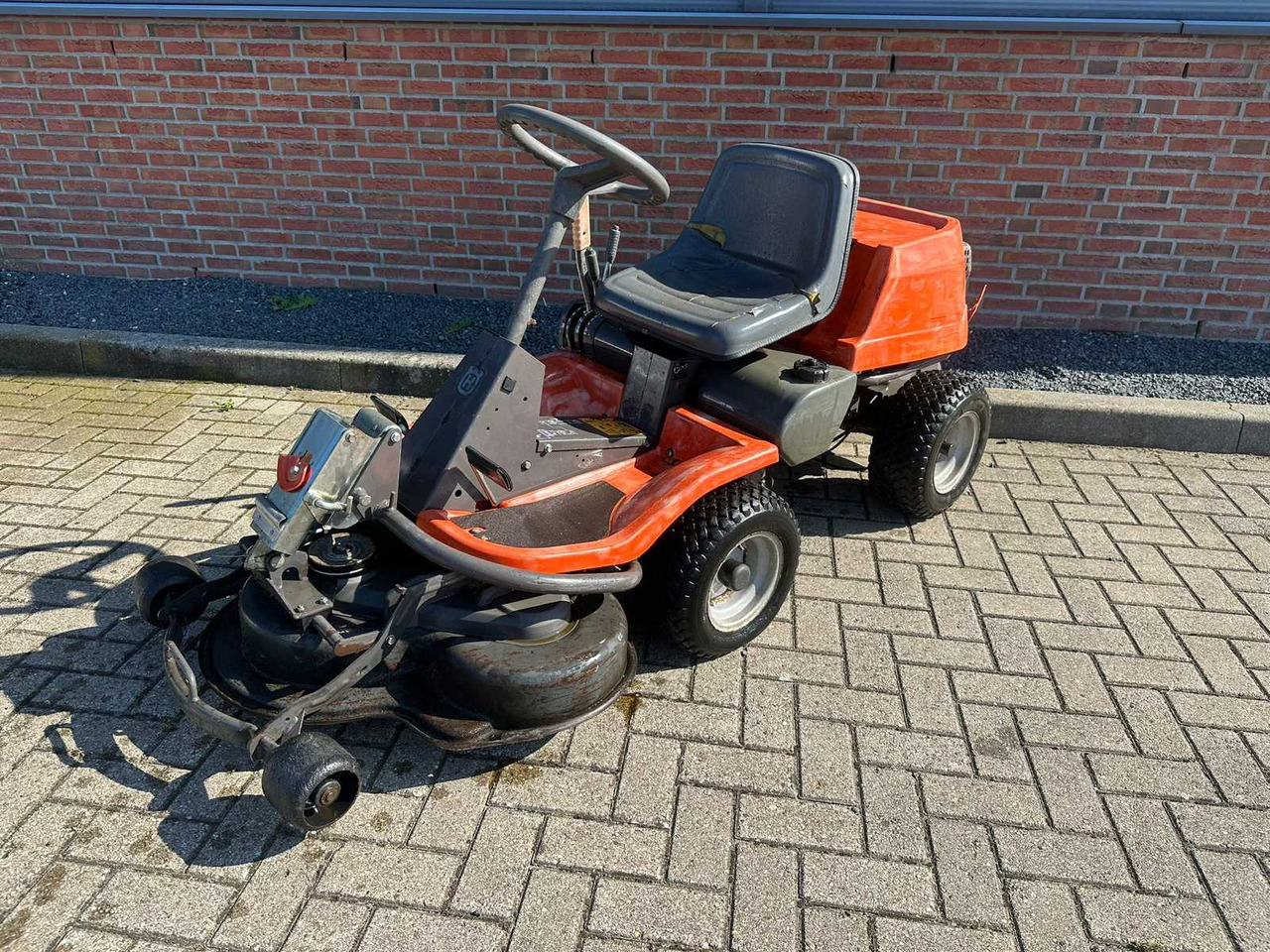 Husqvarna rider 11 - جزازة عشب الحدائق: صورة 1 Husqvarna rider 11 - جزازة عشب الحدائق: صورة 1