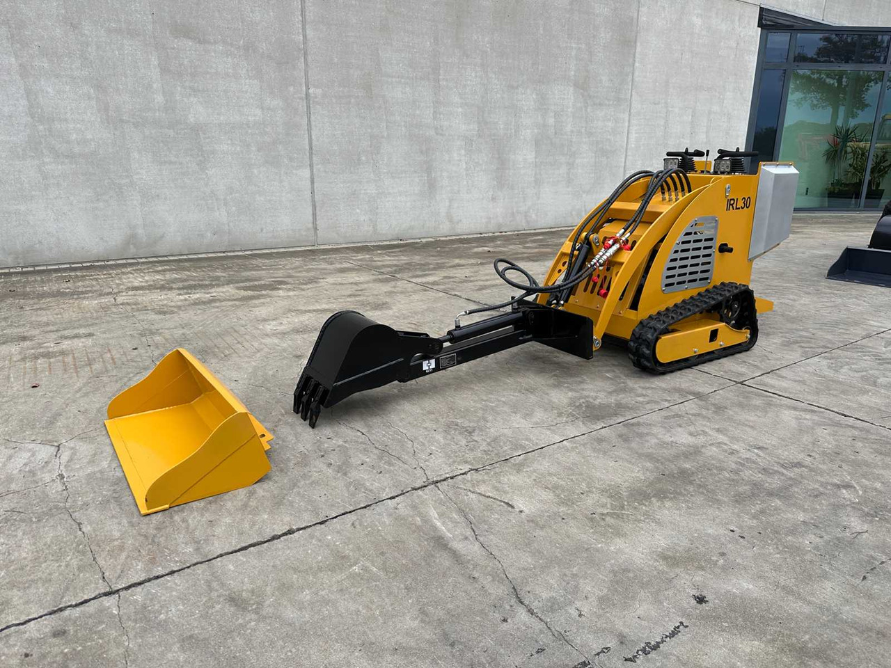 IR - 2025 - IRL30 - TRACK LOADER - اللودر بعجل: صورة 1 IR - 2025 - IRL30 - TRACK LOADER - اللودر بعجل: صورة 1