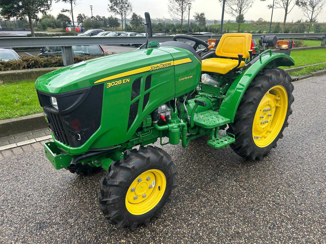 John Deere 3028 EN - جرار صغير: صورة 1 John Deere 3028 EN - جرار صغير: صورة 1
