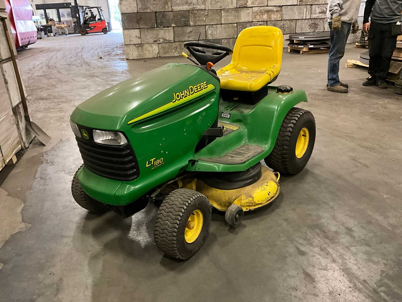 John Deere LT180 automatic - جزازة عشب الحدائق: صورة 2 John Deere LT180 automatic - جزازة عشب الحدائق: صورة 2