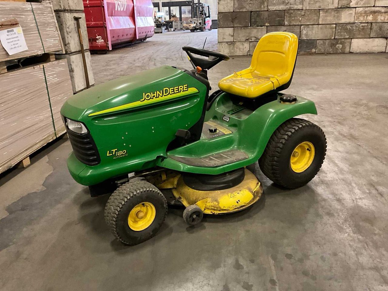 John Deere LT180 automatic - جزازة عشب الحدائق: صورة 1 John Deere LT180 automatic - جزازة عشب الحدائق: صورة 1