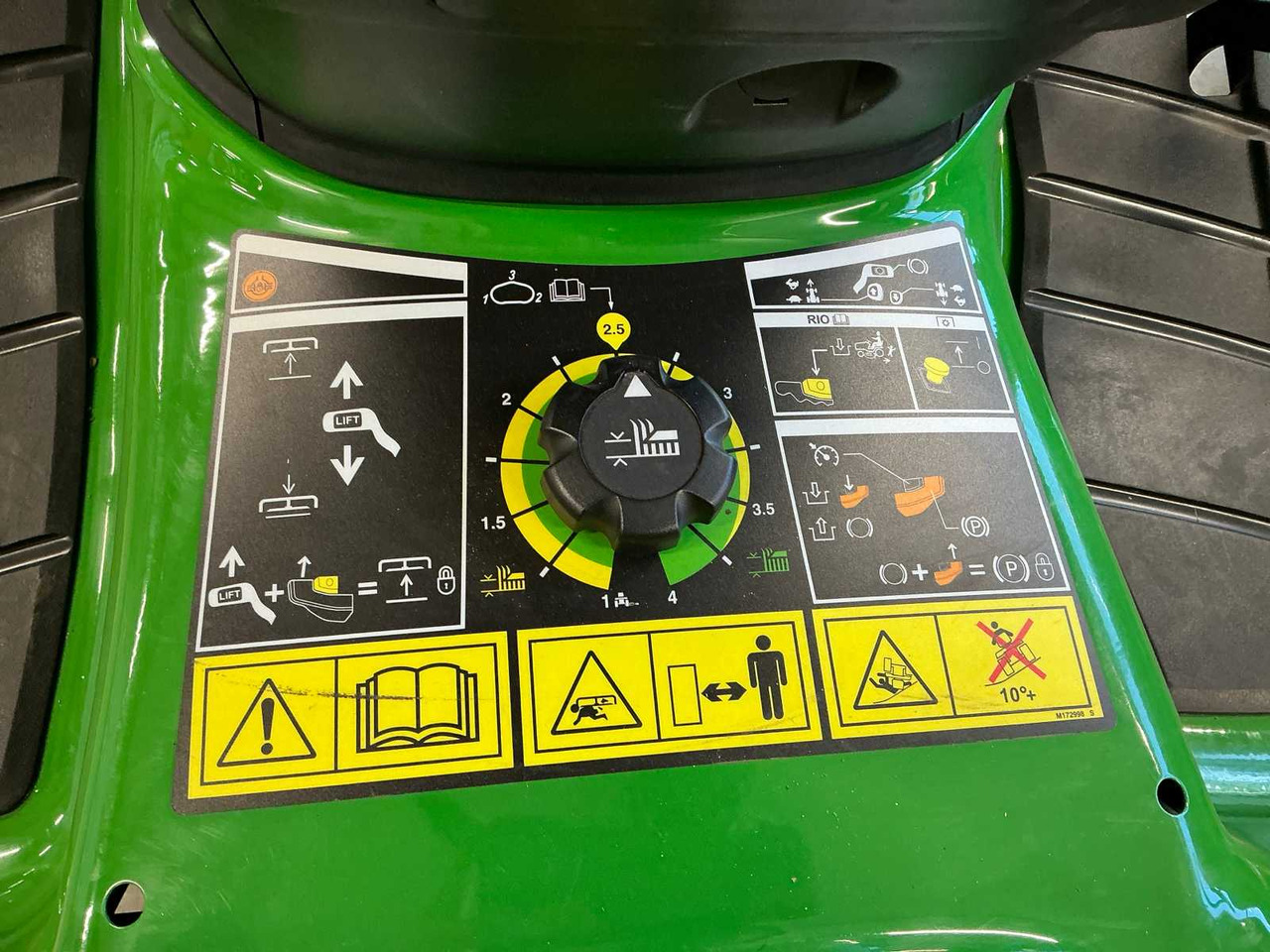 جزازة عشب الحدائق John Deere X350R: صورة 16