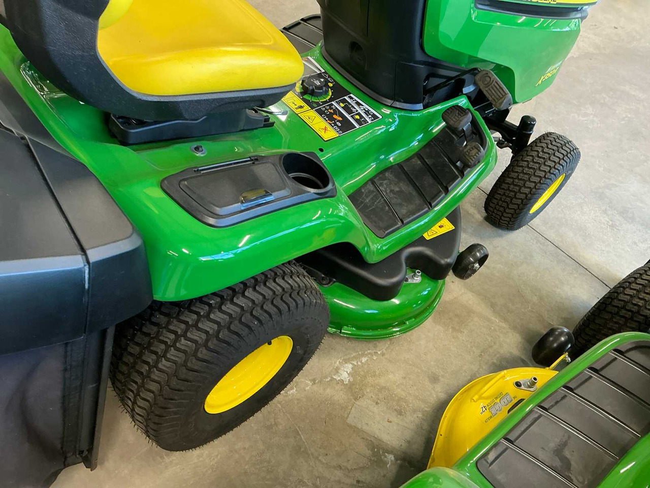 جزازة عشب الحدائق John Deere X350R: صورة 7