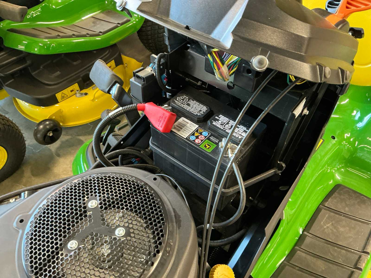 جزازة عشب الحدائق John Deere X350R: صورة 12