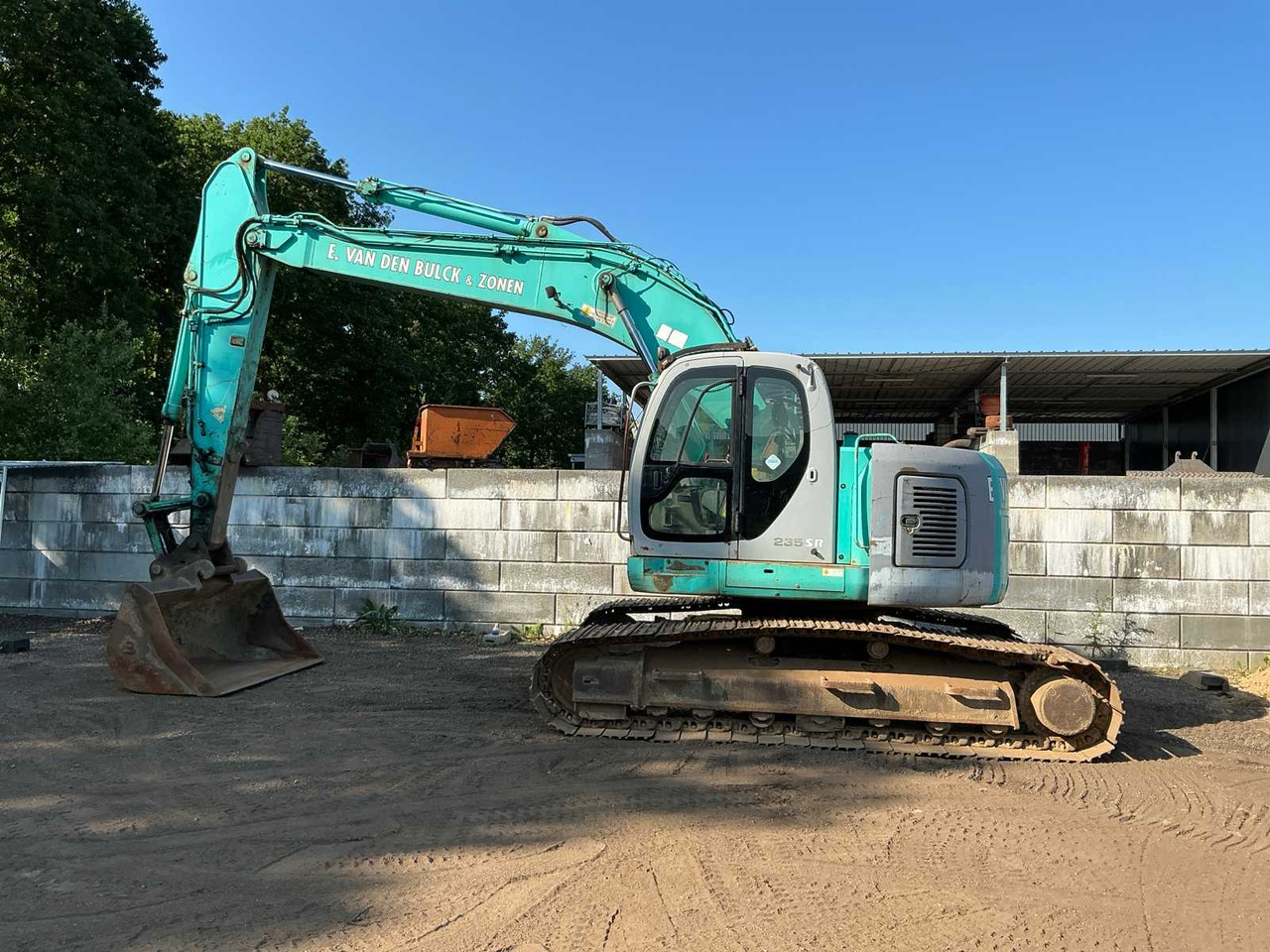 Kobelco SK235SR - حفار زاحف: صورة 2 Kobelco SK235SR - حفار زاحف: صورة 2