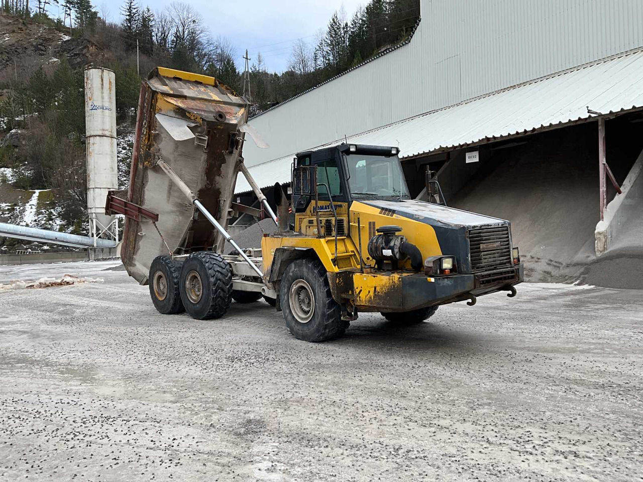 Komatsu HM300-2 - شاحنة قلاب التعدين: صورة 2 Komatsu HM300-2 - شاحنة قلاب التعدين: صورة 2