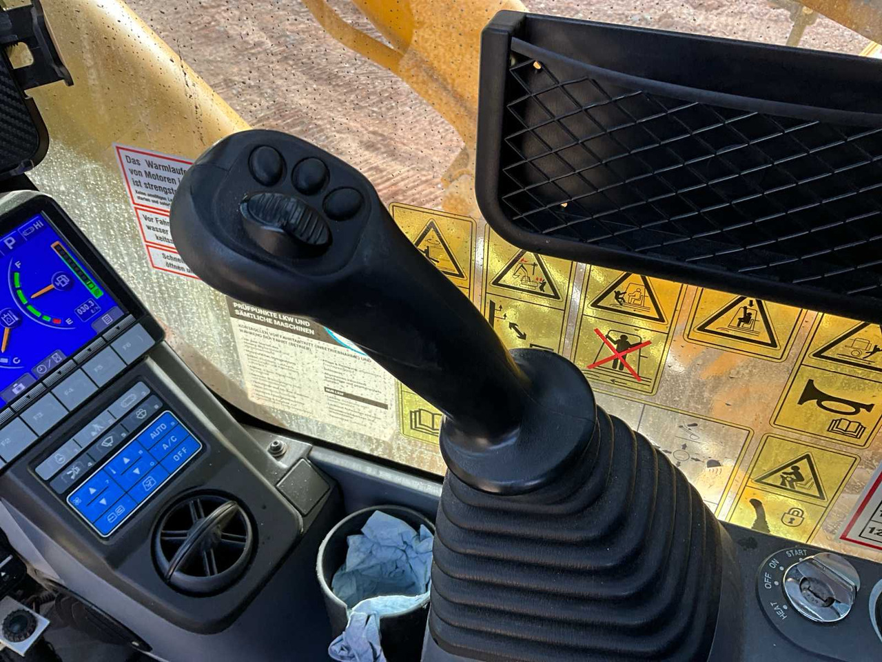 حفار زاحف Komatsu PC490LC H: صورة 22