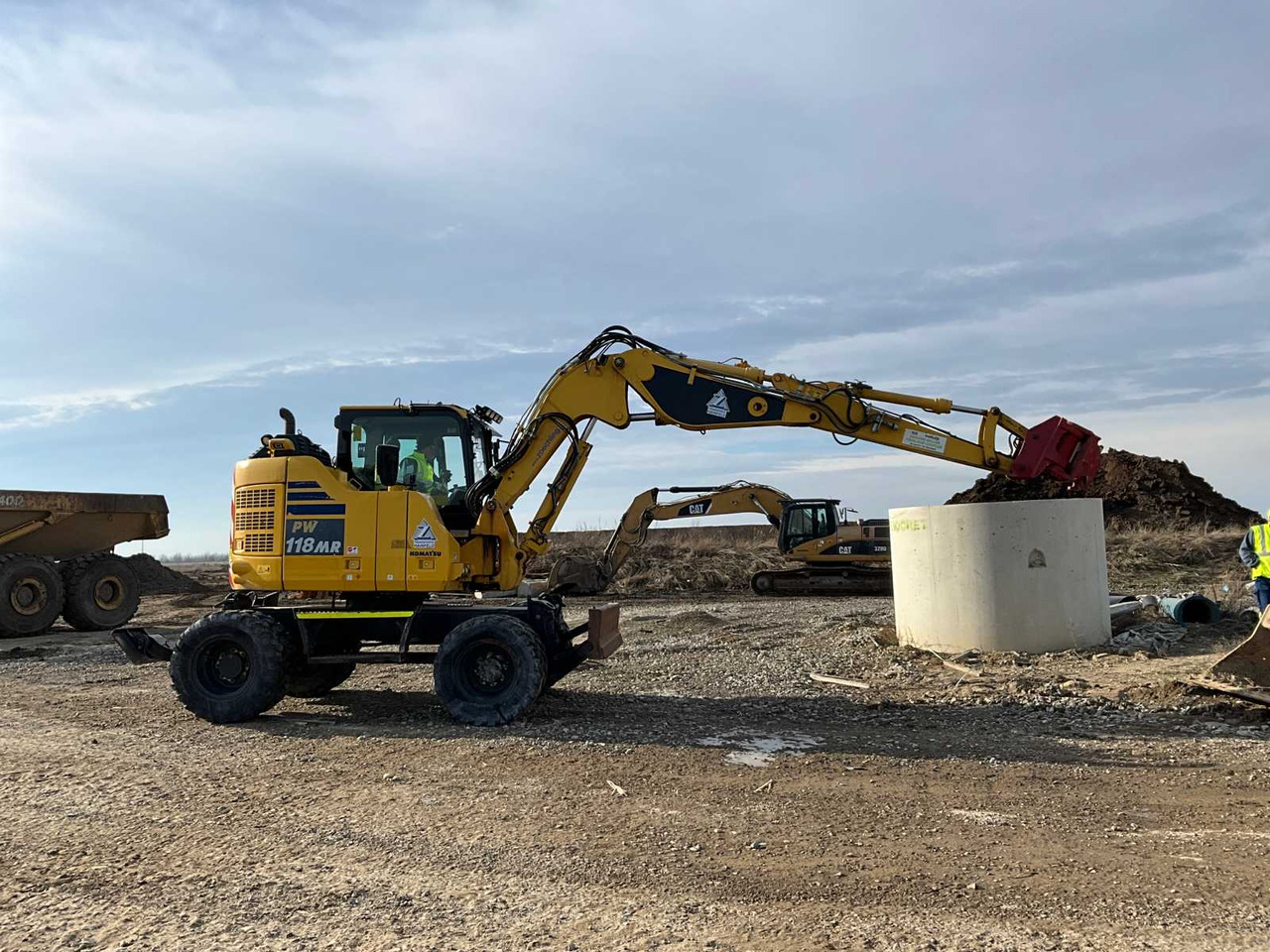 Komatsu PW118MR-11 - حفار ذو عجلات: صورة 3 Komatsu PW118MR-11 - حفار ذو عجلات: صورة 3