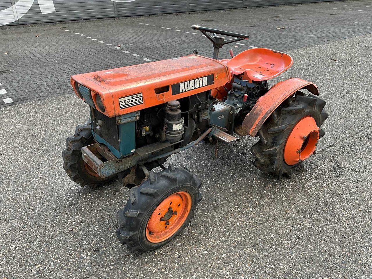 Kubota B6000 - جرار صغير: صورة 1 Kubota B6000 - جرار صغير: صورة 1