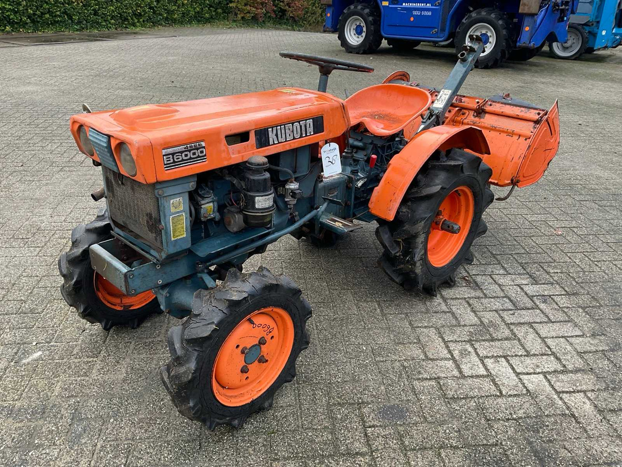 Kubota B6000 - جرار صغير: صورة 1 Kubota B6000 - جرار صغير: صورة 1