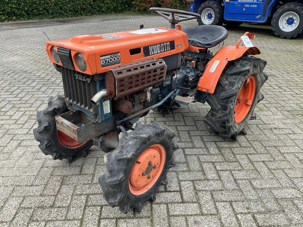 Kubota B7000 - جرار صغير: صورة 1 Kubota B7000 - جرار صغير: صورة 1