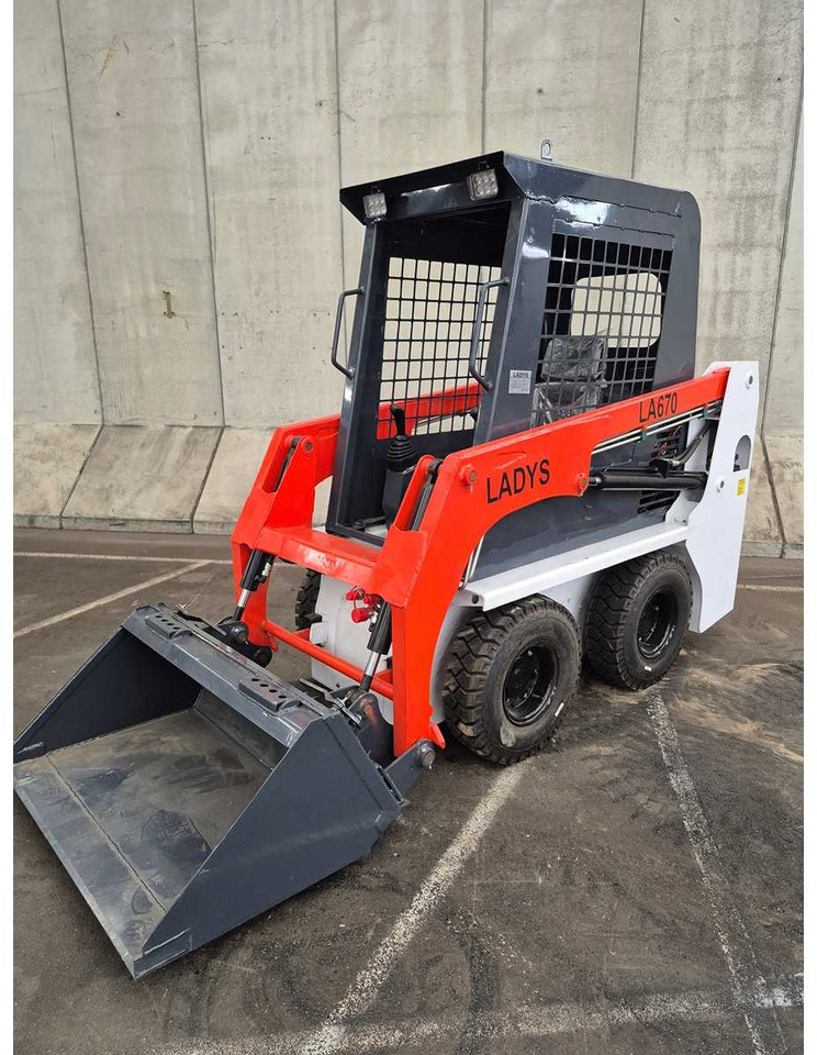 LADYS - 2025 - LA670 - SKID STEER LOADER - اللودر المجنزر صغير: صورة 3 LADYS - 2025 - LA670 - SKID STEER LOADER - اللودر المجنزر صغير: صورة 3