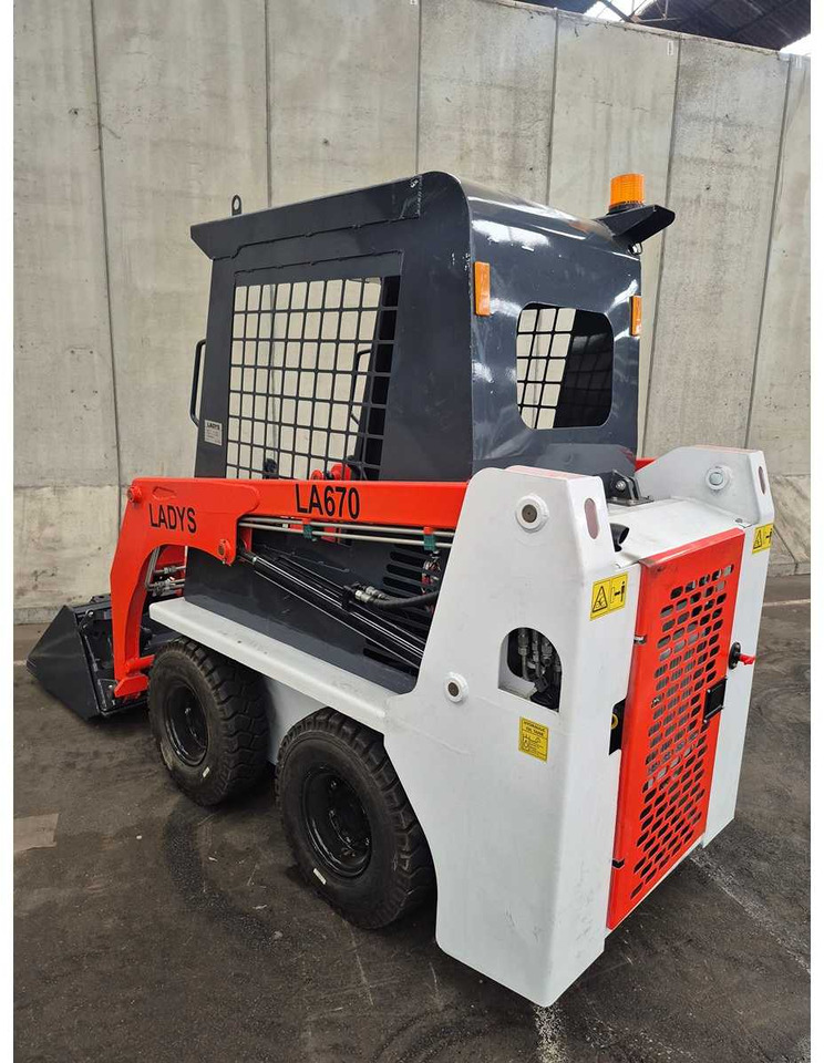اللودر المجنزر صغير LADYS - 2025 - LA670 - SKID STEER LOADER: صورة 6 اللودر المجنزر صغير LADYS - 2025 - LA670 - SKID STEER LOADER: صورة 6