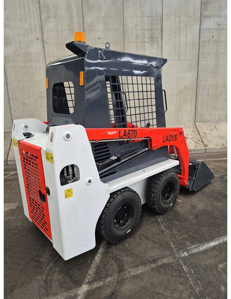 اللودر المجنزر صغير LADYS - 2025 - LA670 - SKID STEER LOADER: صورة 7 اللودر المجنزر صغير LADYS - 2025 - LA670 - SKID STEER LOADER: صورة 7