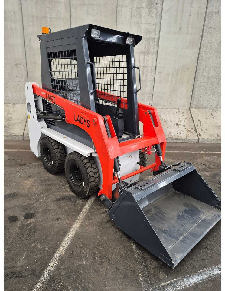 LADYS - 2025 - LA670 - SKID STEER LOADER - اللودر المجنزر صغير: صورة 1 LADYS - 2025 - LA670 - SKID STEER LOADER - اللودر المجنزر صغير: صورة 1