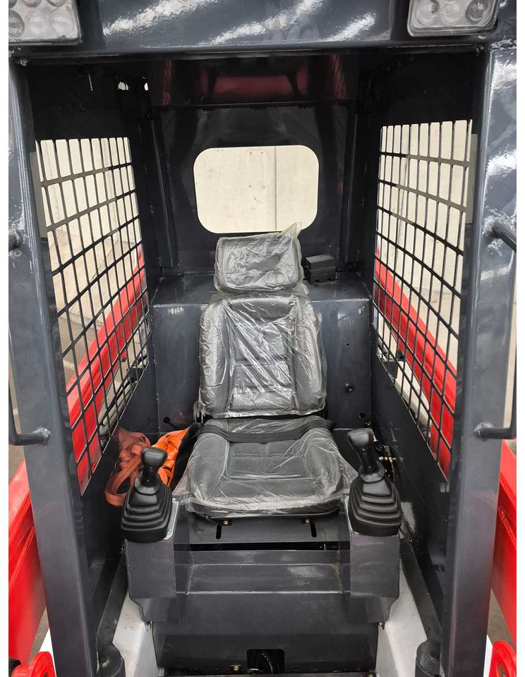 LADYS - 2025 - LA670 - SKID STEER LOADER - اللودر المجنزر صغير: صورة 2 LADYS - 2025 - LA670 - SKID STEER LOADER - اللودر المجنزر صغير: صورة 2